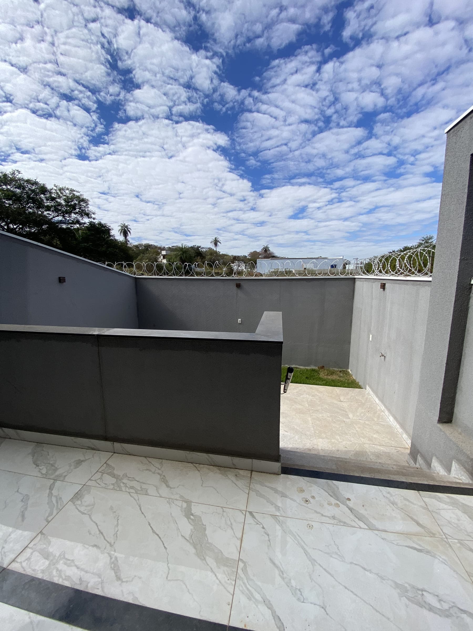 Outra vista do espaço externo da residência.